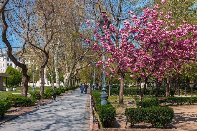 4 hours long private walking tour in Budapest - Price and Value: What $324.06 Per Group Buys You