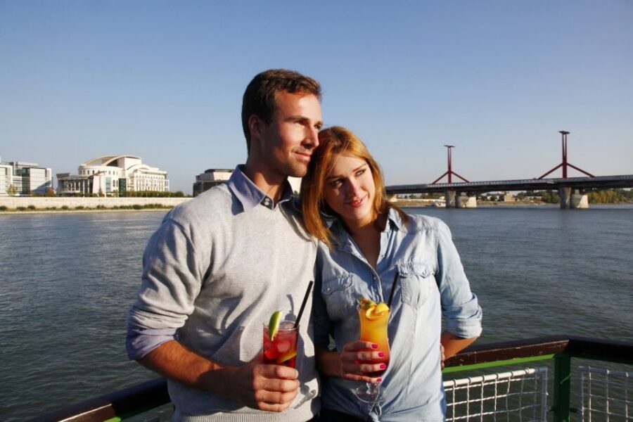 Budapest: 1 hr Sunshine Booze Cruise with Prosecco - Comfort and staff: the Gróf Széchenyi Ship experience
