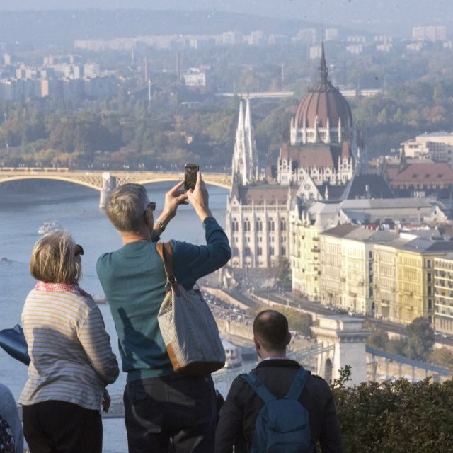 Budapest: 3-Hour Live Guided Sightseeing Tour - Pest essentials: Market Hall area, City Park route, and downtown sight lines
