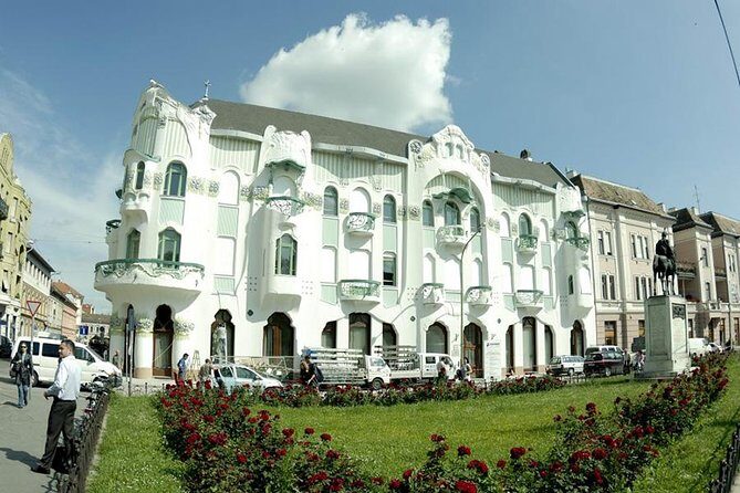 Budapest Art Nouveau Walking Tour - Bedö House and the Hungarian State Treasury: design ideas in civic spaces