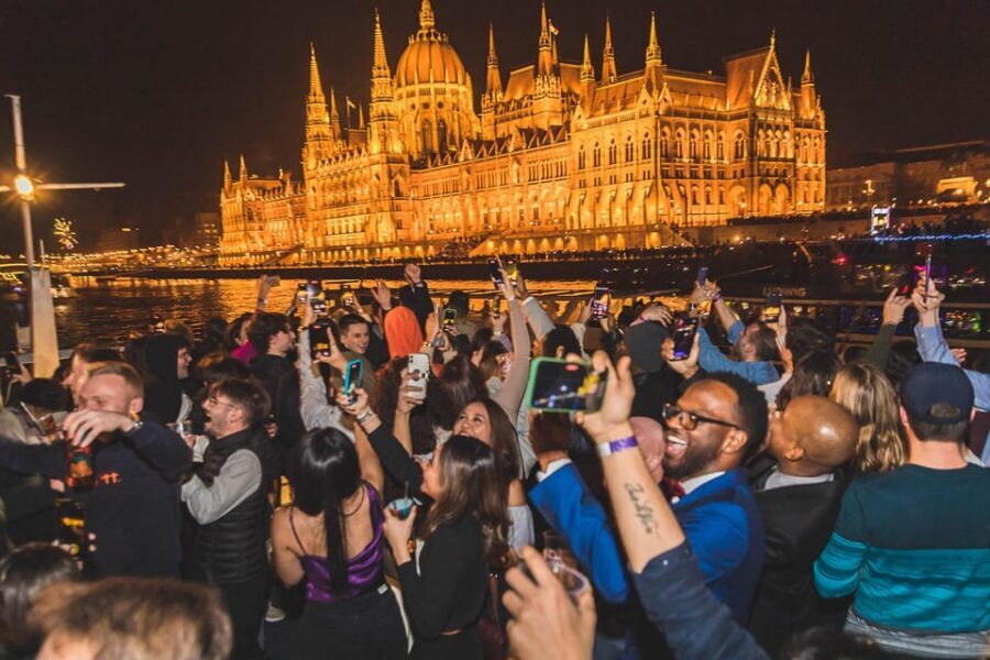 Budapest: Boat Party with option of Unlimited Drinks - Duration, timing, and what 5–6 hours really means