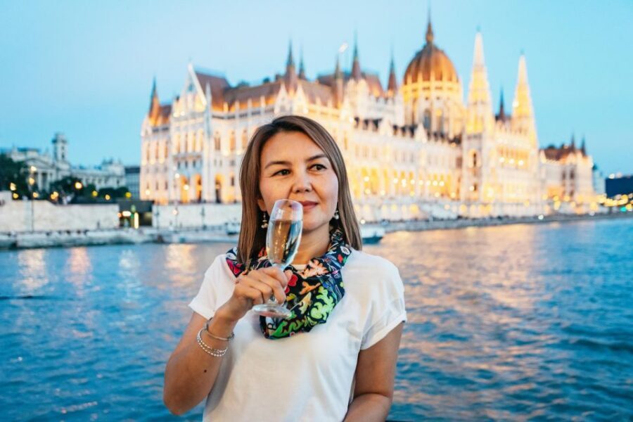Budapest: Evening Cruise including Drinks and Live Music - Drinks on Board: Pick Your Package and Keep It Fun