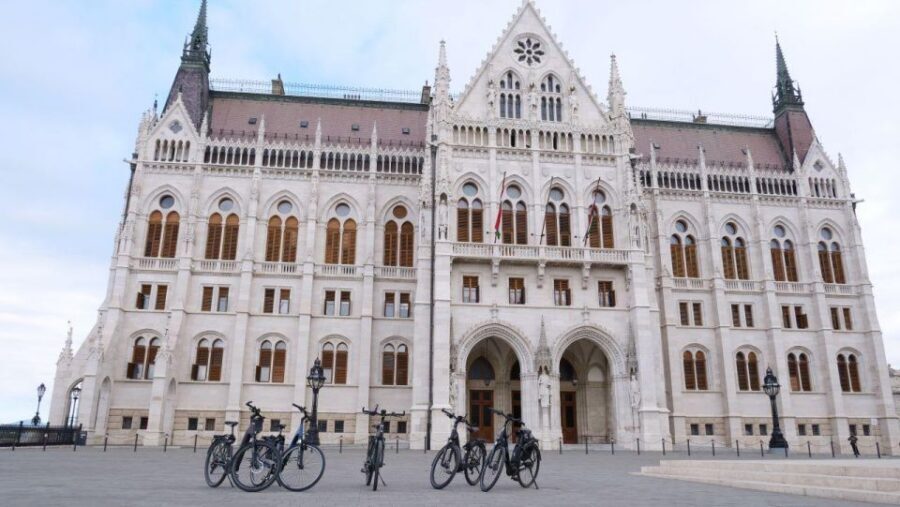 Budapest: Guided E-Bike Sightseeing Tour - St Stephen’s Basilica and the center-city rhythm