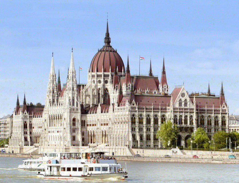 Budapest: Guided Tour of the Parliament Building in Spanish - Panoramic views that actually help your photos and your sense of place
