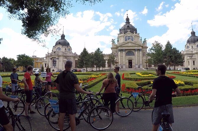Budapest Highlights Bike Tour with a local guide - Elizabeth Square: Lush Intro and Quick City Orientation