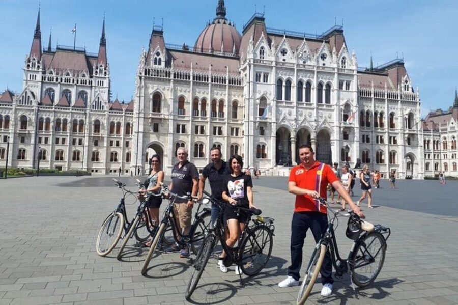 Budapest : Highlights & Hidden Gems Walking Tour - Meeting point: how to find your guide without stress