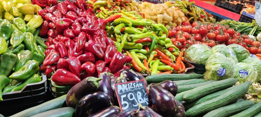Budapest: Hungarian Cuisine in the Market Hall (german) - Central Market Hall at Csarnok tér 1: Where the tour really begins