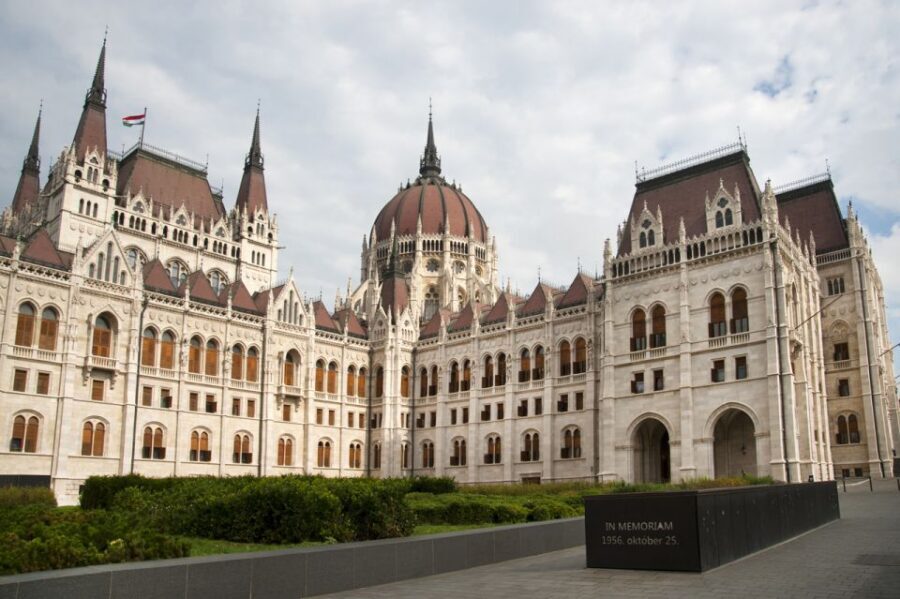Budapest: Inner City Walking Tour in German - Elizabeth Park and the Budapest Eye: A Gentle First Stretch