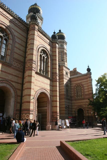 Budapest: Jewish Heritage Guided Tour with Synagogue Ticket - Dohány Street Synagogue: The Big Interior You’ll Be Glad You Saw