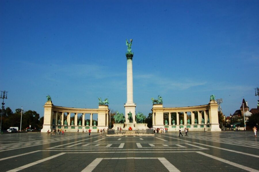 Budapest: Private Walking Tour of City with Spanish Guide - Liberty Square and the Chain Bridge: Budapest’s “postcard, but explained” moment