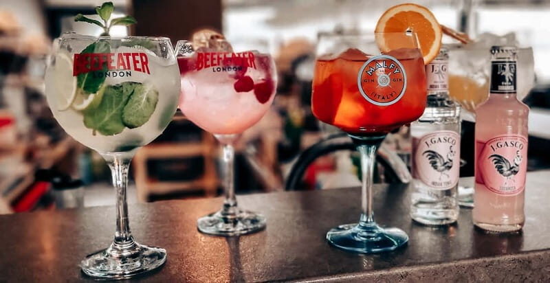 Budapest: Sunset Cruise with 2 Cocktails - The onboard vibe: music, groups, and the “party cruise” factor