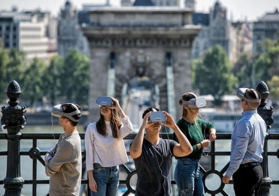 Budapest: Virtual Reality Tour in 8 Languages - Practical Tips That Make the Headset Experience Easier