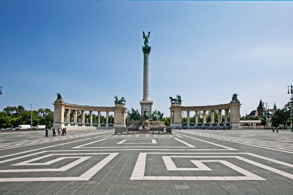 Budapest ❤️Winter Bike Tour with Coffee Stop❤️ - Starting Point at Yellow Zebra Tours (Near Váci út)