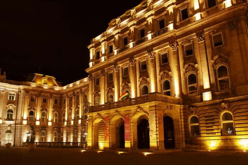 FoolsCode: EscapeRoom/Sightseeing tour with Actor Tourguide - Actor-guide energy: the storytelling that drives the group