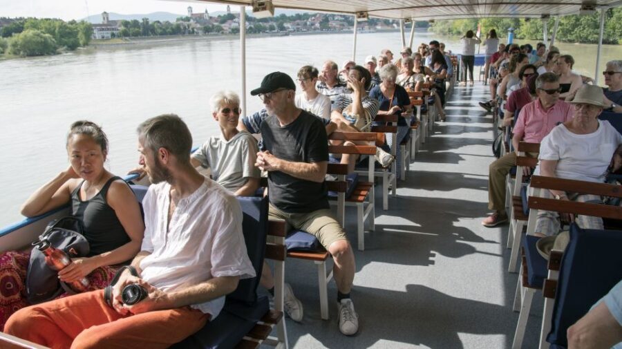 From Budapest: Danube Bend Day Trip in English - Meeting point and getting oriented fast