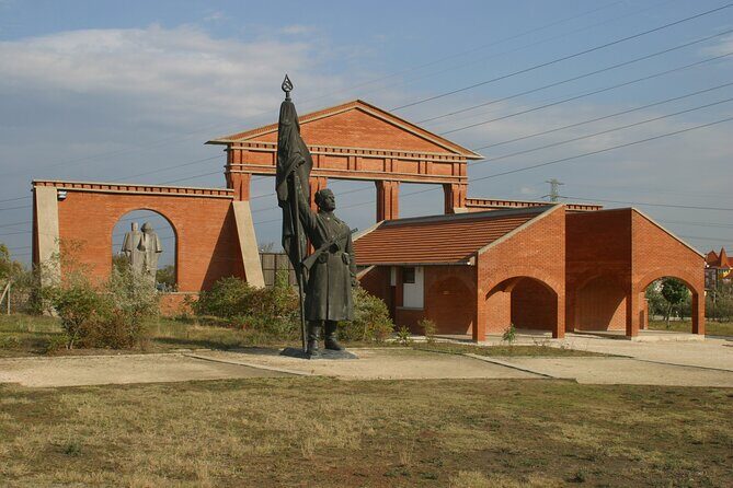 Guided Tour with Admission in Memento Park - Why Memento Park works best with someone explaining the symbolism