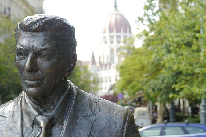 Private Downtown Pest Walking Tour - Heroes’ Square: seven chieftains and leaders turned into a public lesson