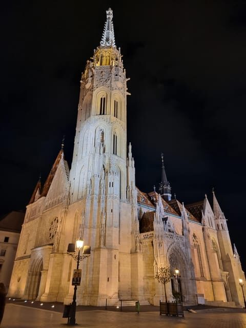 True Crime Walking Tour in the Buda Castle district - Meeting points and getting there without stress