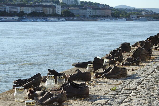 Walking Tour Budapest incl. the Shoes on the Danube Bank - Gresham Palace and the Hungarian Academy of Sciences: Architecture With a Brain