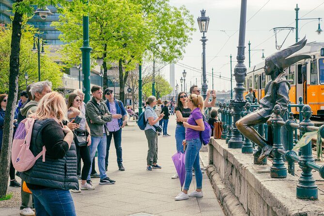 Walking Tour Budapest incl. the Shoes on the Danube Bank - Széchenyi Chain Bridge and Erzsébet Square: Finishing With the Big River Moment